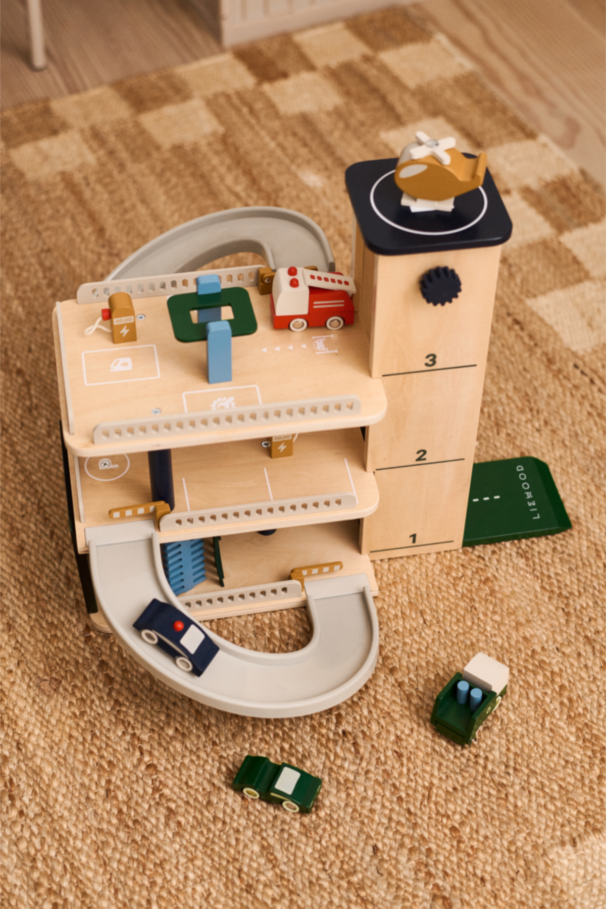 Holz-Spielturm mit Parkplatz "Jordy"