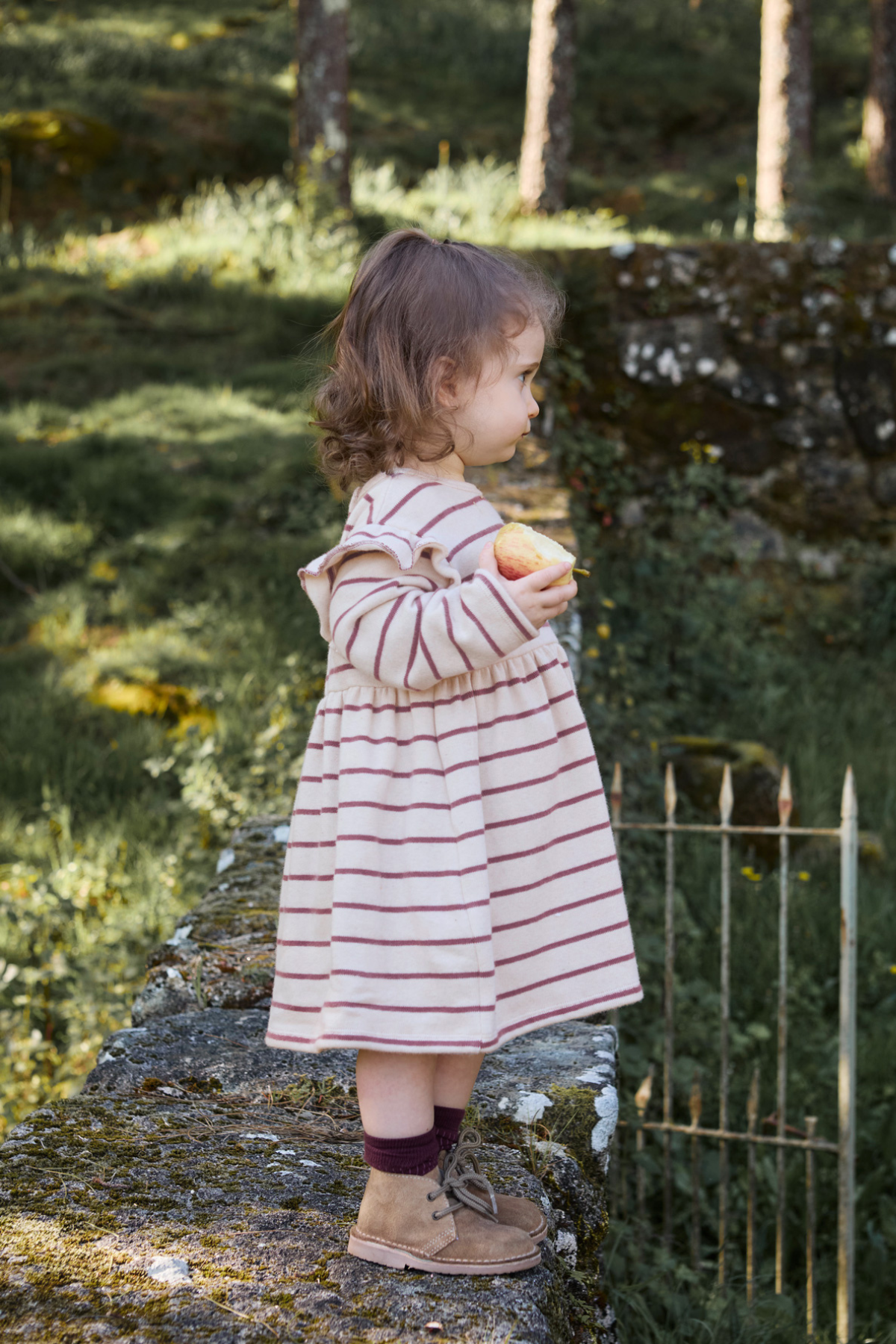 Gestreiftes Kleid mit Rüschen | Amora