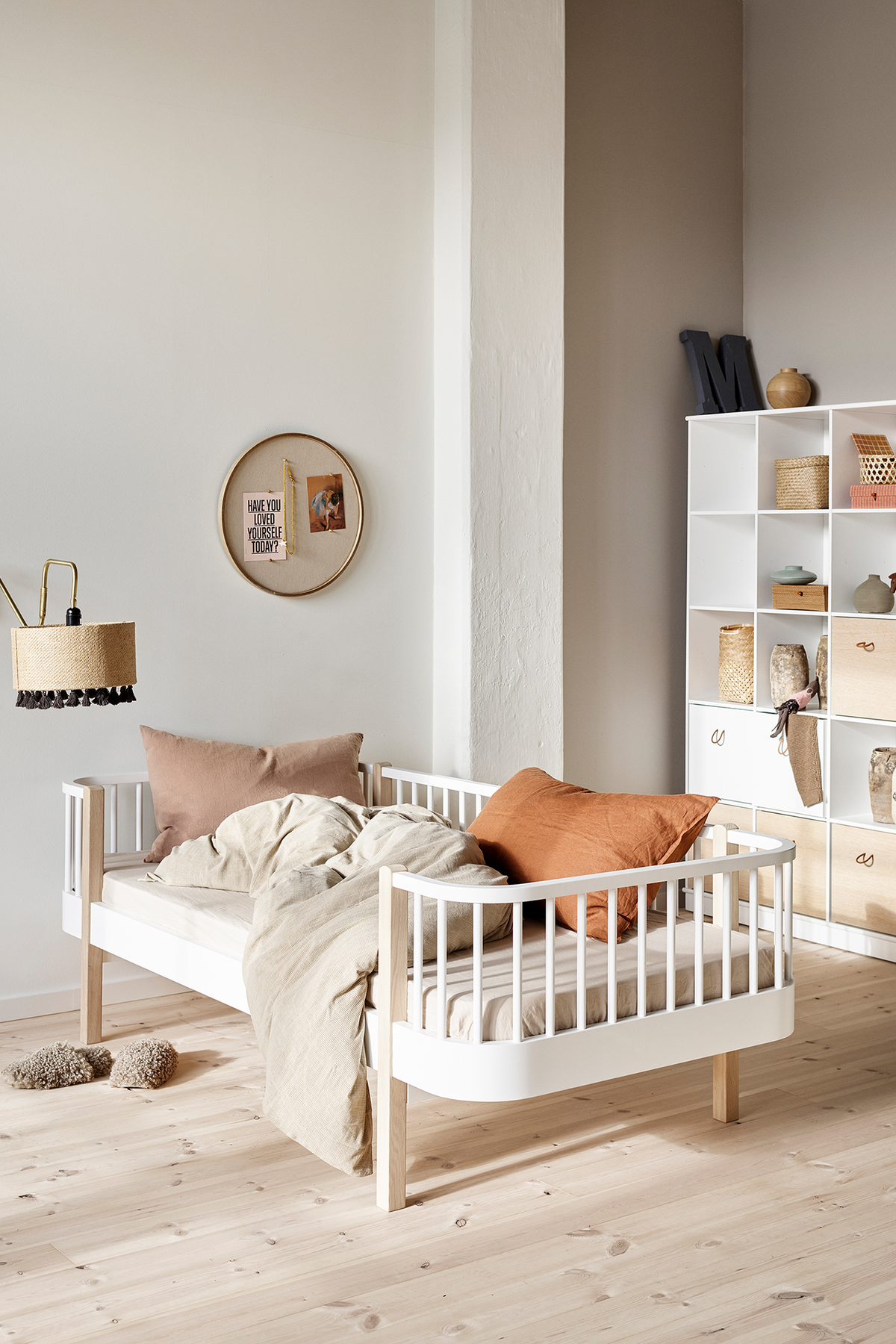 Oliver Furniture Wood Original Bettsofa 90x200, weiß/Eiche – im Kinderzimmer