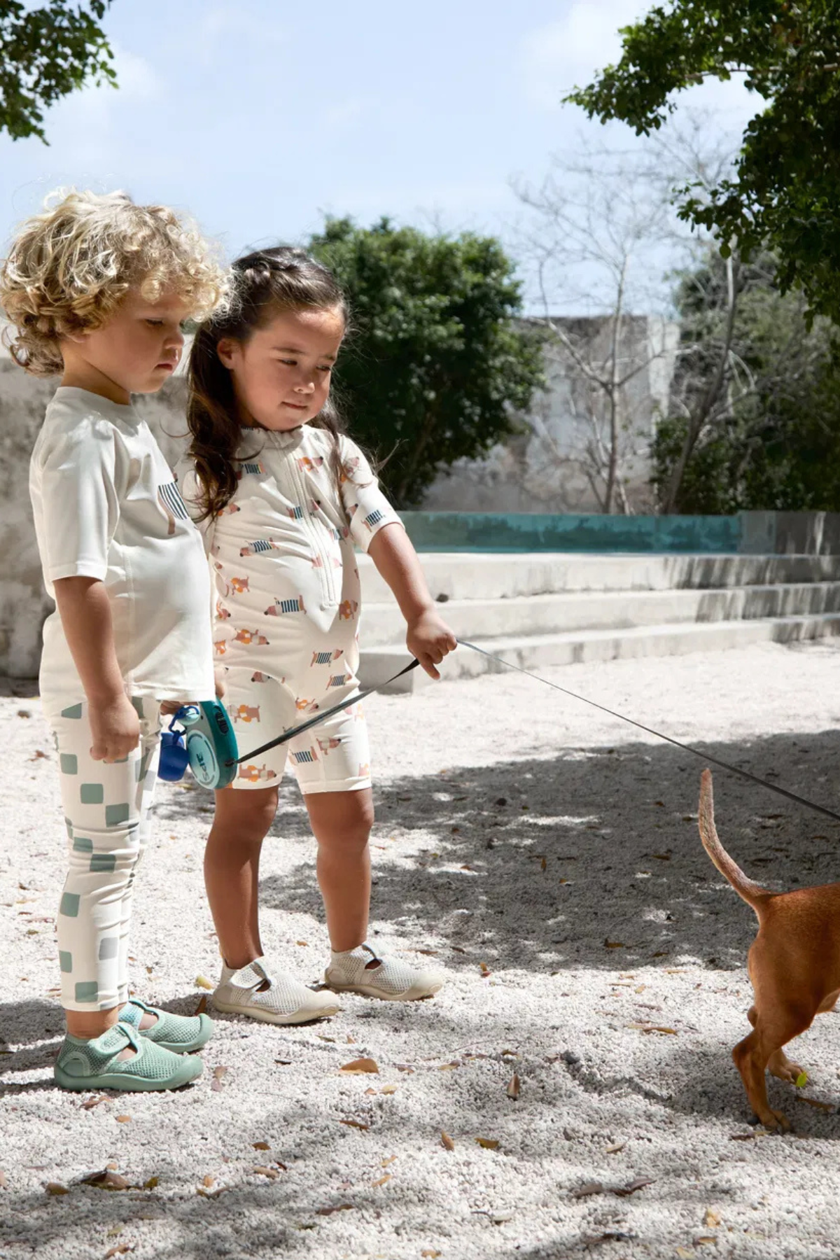 Long Sleeve Sunsuit mit UV-Schutz 60 "Beach Dog" | Orange/Dark Sea