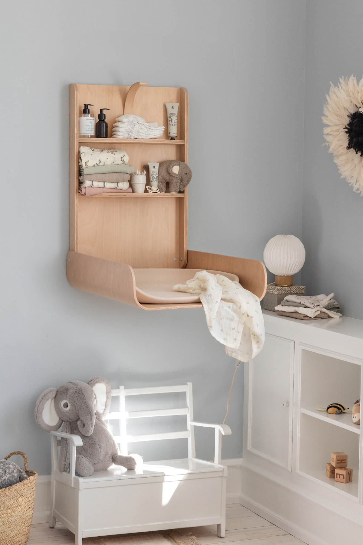 Wandwickeltisch aus umweltzertifiziertem Holz