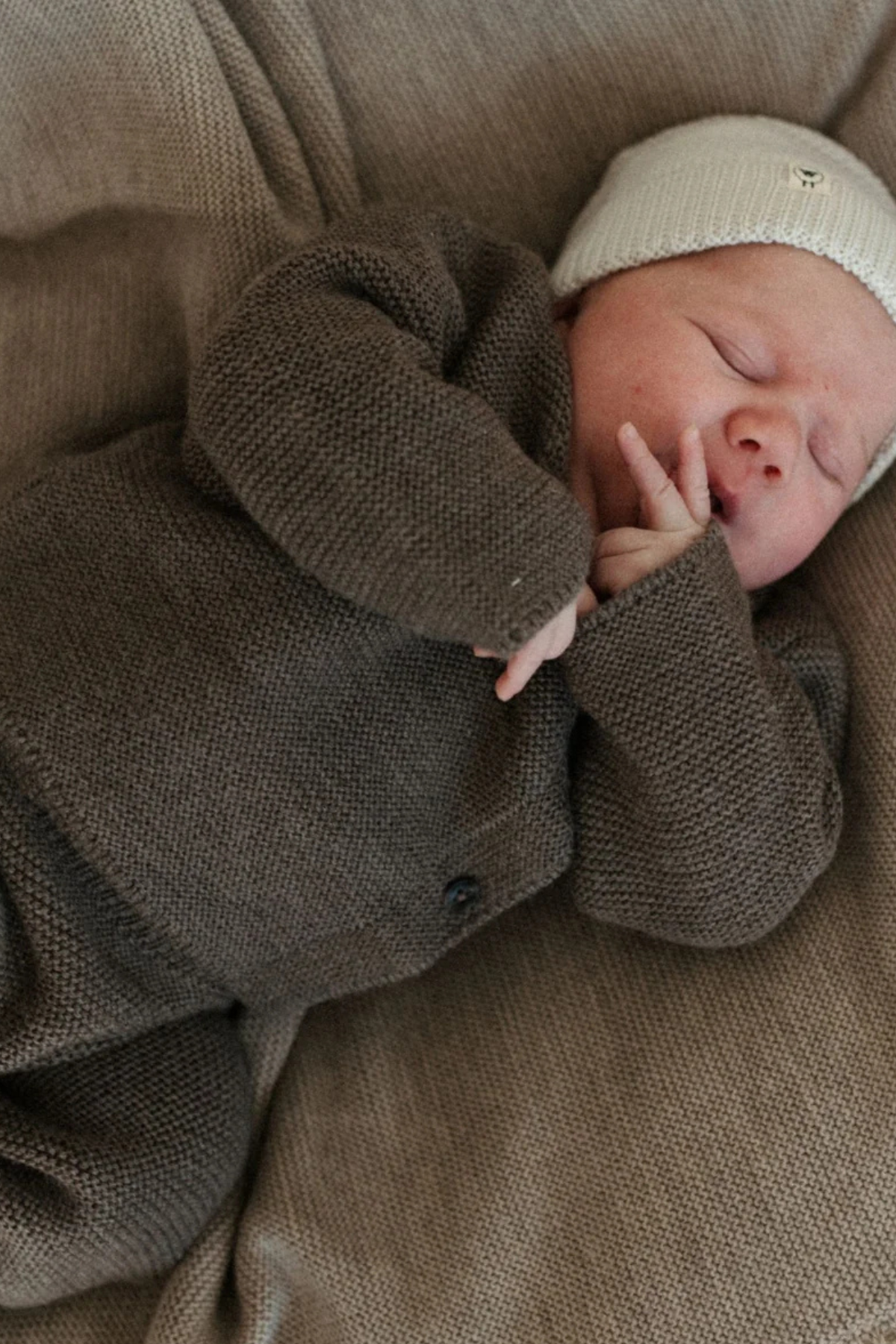 Baby-Cardigan aus 100% Merinowolle "Hedi" | verschiedene Farben
