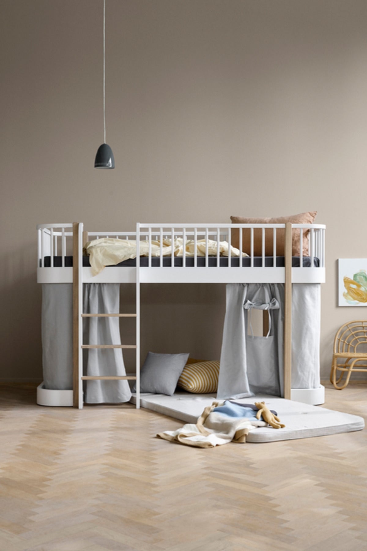 Oliver Furniture Wood Original halbhohes Hochbett, weiß/Eiche – im Kinderzimmer