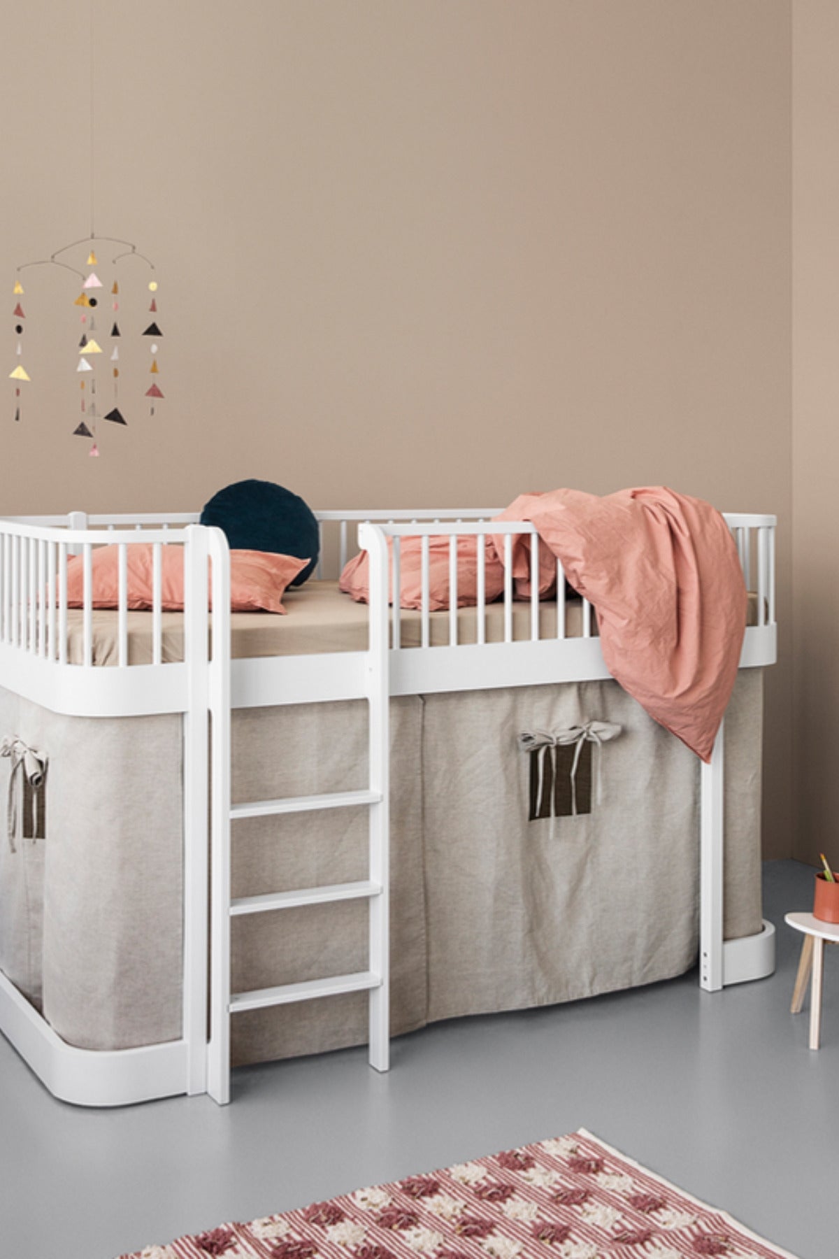 Oliver Furniture Wood Original halbhohes Hochbett, weiß – im Kinderzimmer