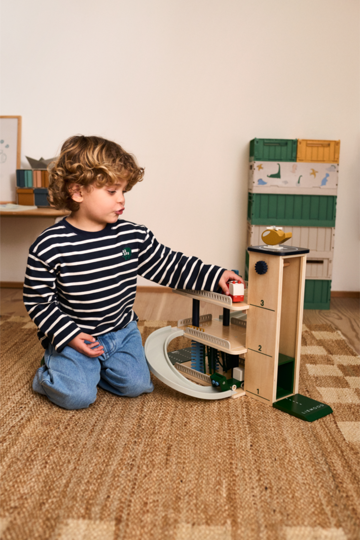 Holz-Spielturm mit Parkplatz "Jordy"