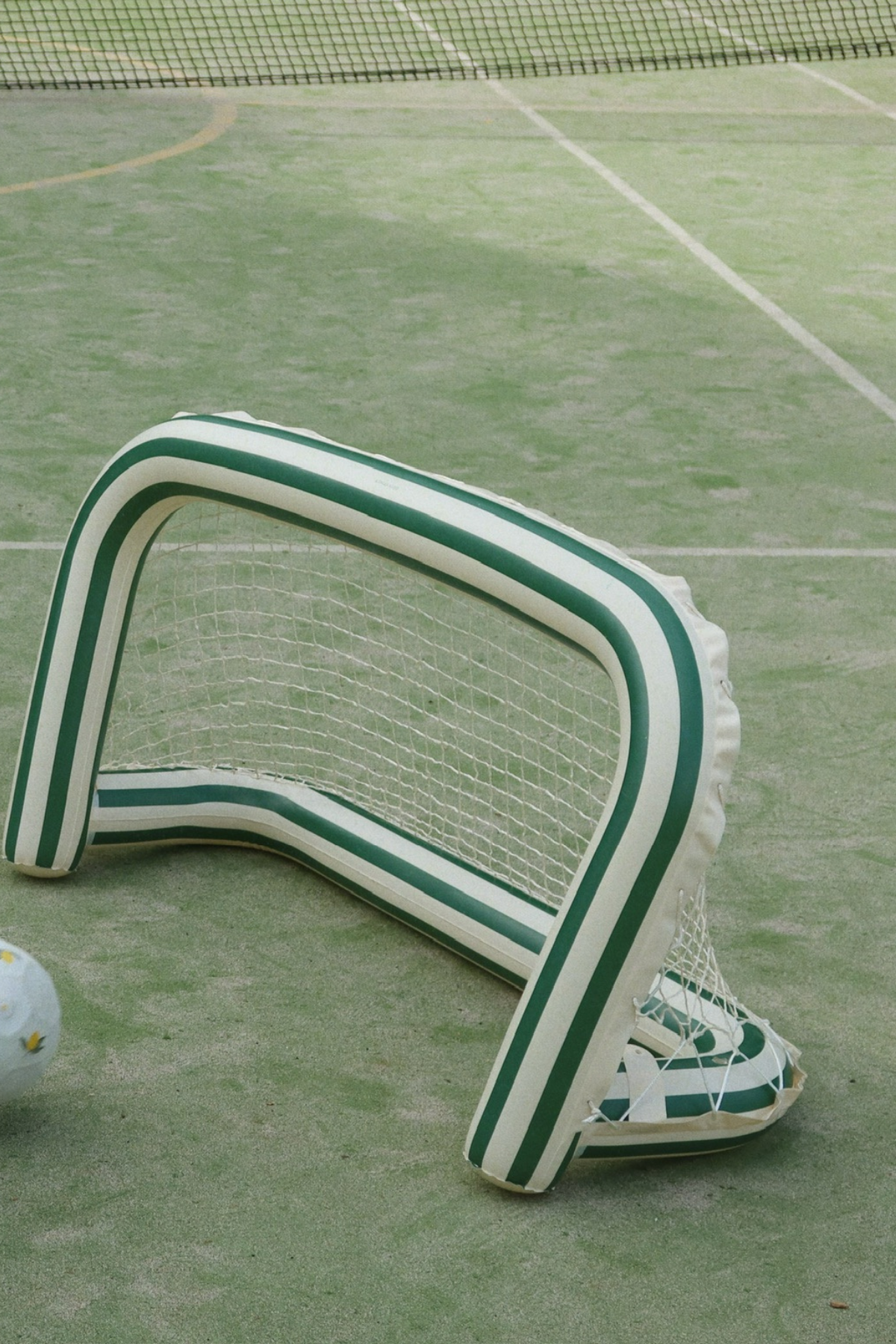 Aufblasbares Tor mit Ball