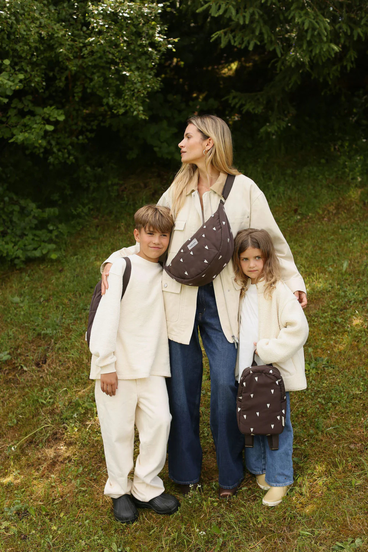 Mom Umhängetasche | Puffy brown hearts