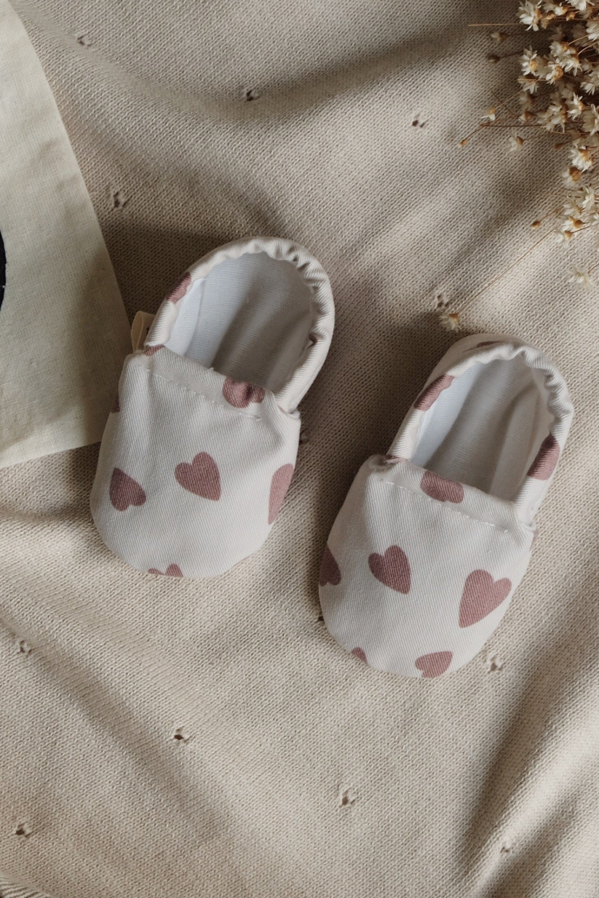 Krabbelschuhe "Tiny Hearts" | Wasserfest & Vegan