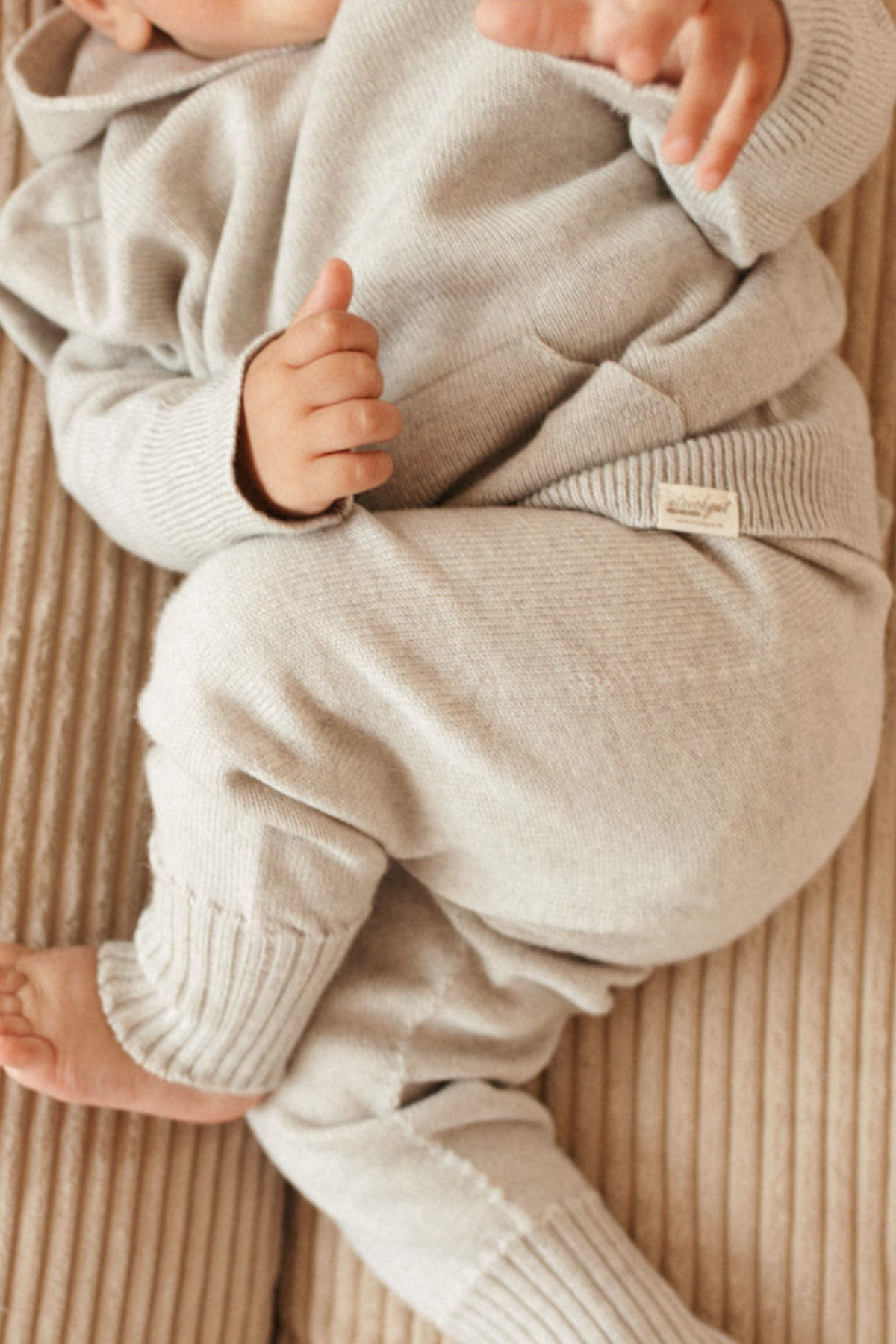 Weicher Hoodie zum Mitwachsen aus Merinowolle | Stein