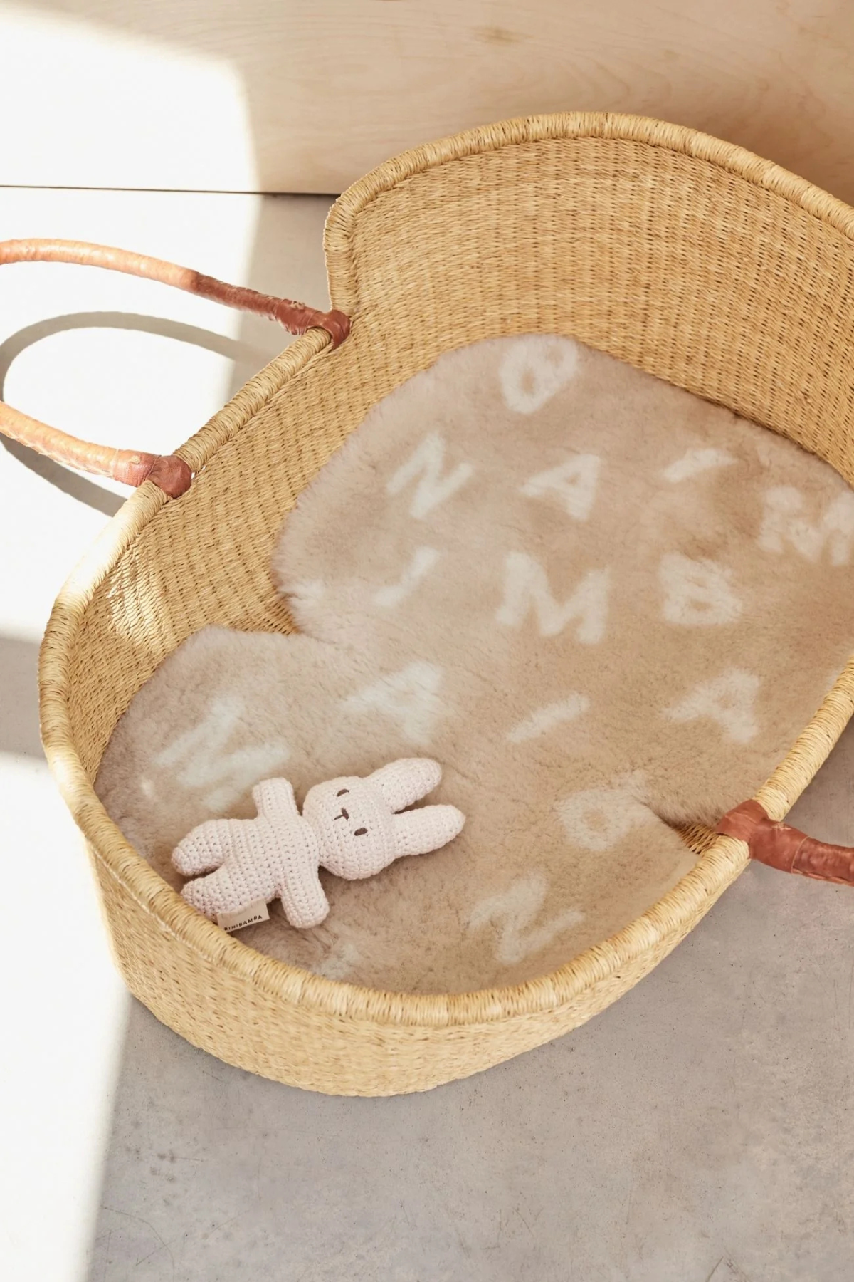 Lammfell Snuggler für Buggy oder Kinderwagen | Alphabet