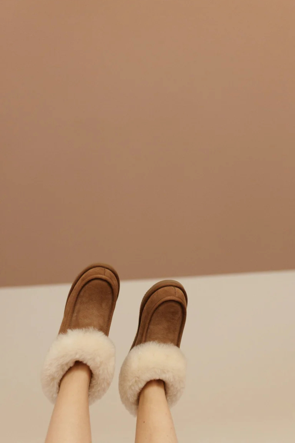 Mom Lammfell Hausschuhe "Cozy" | Cognac