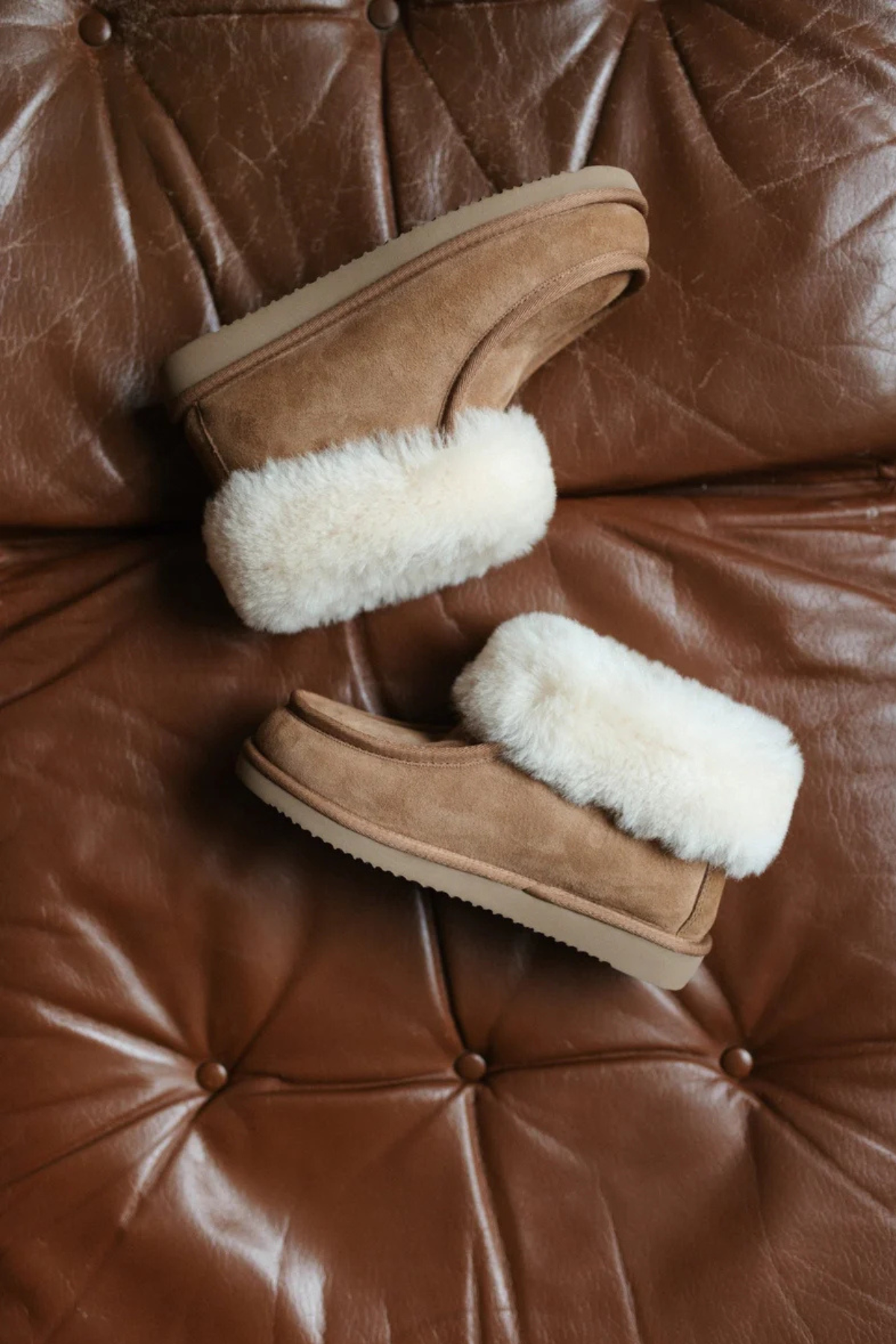 Mom Lammfell Hausschuhe "Cozy" | Cognac