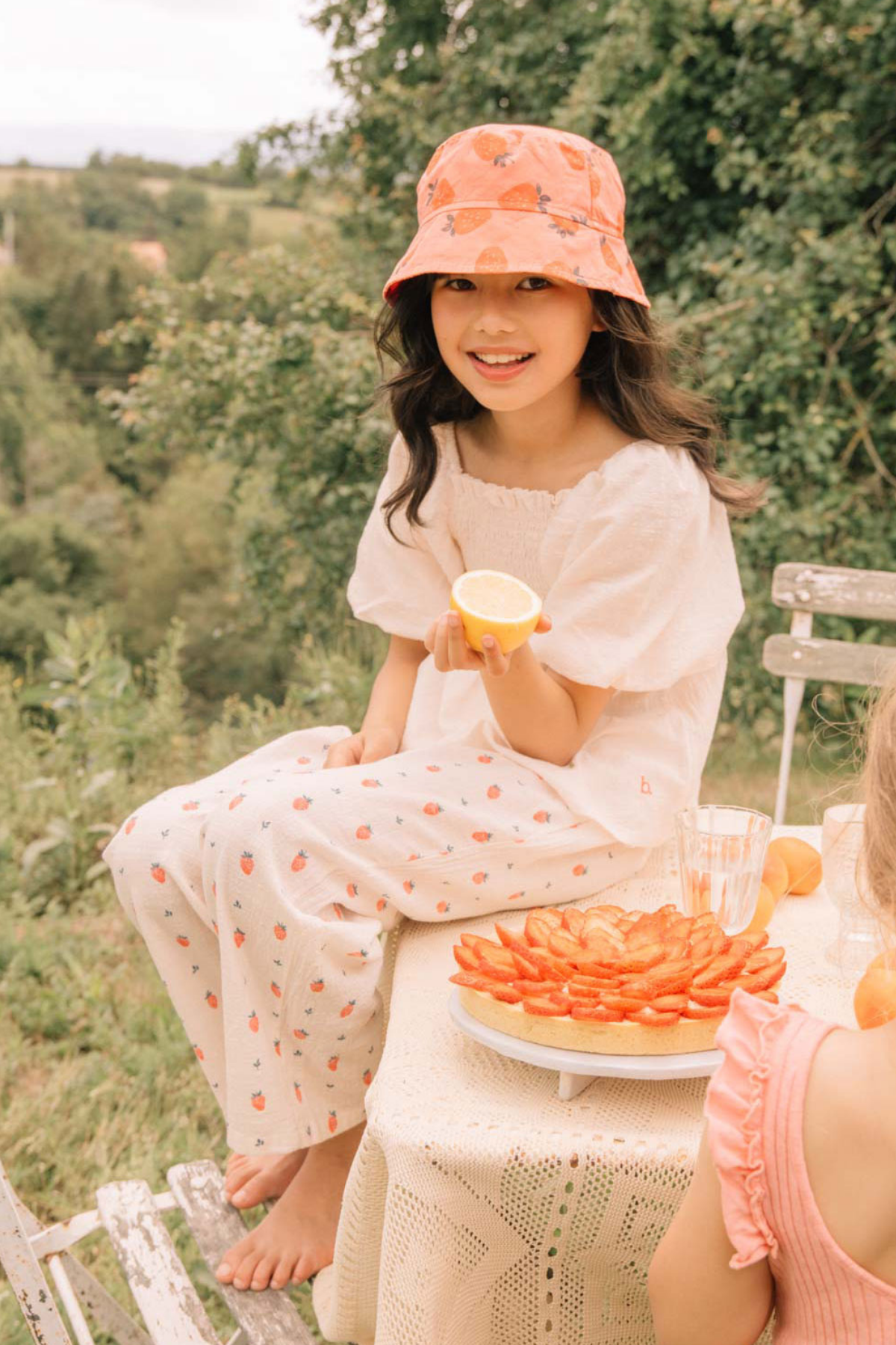 Hose mit weitem Bein und Erdbeer-Print | Cream Pink