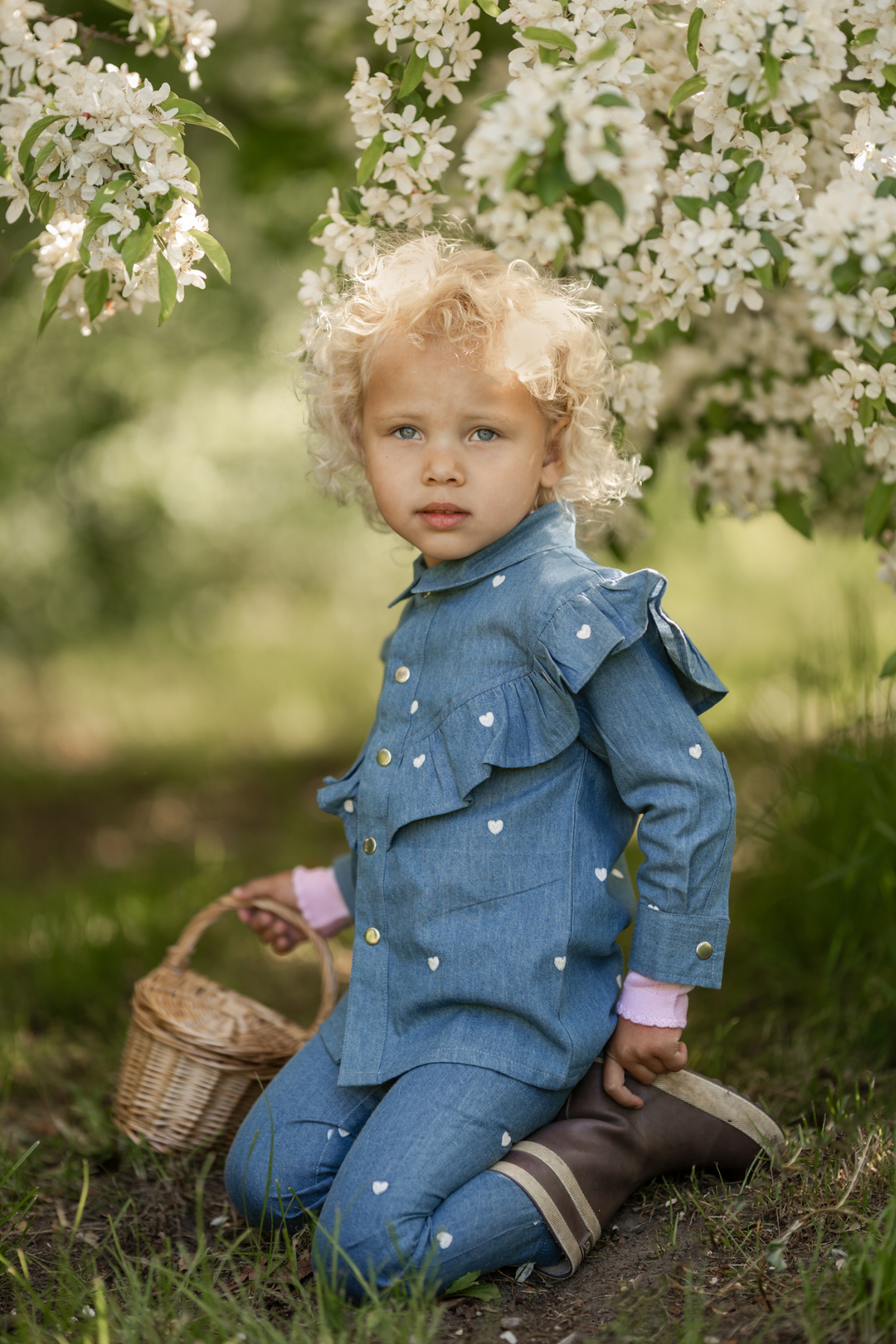 Jeanshose mit Herzen-Print