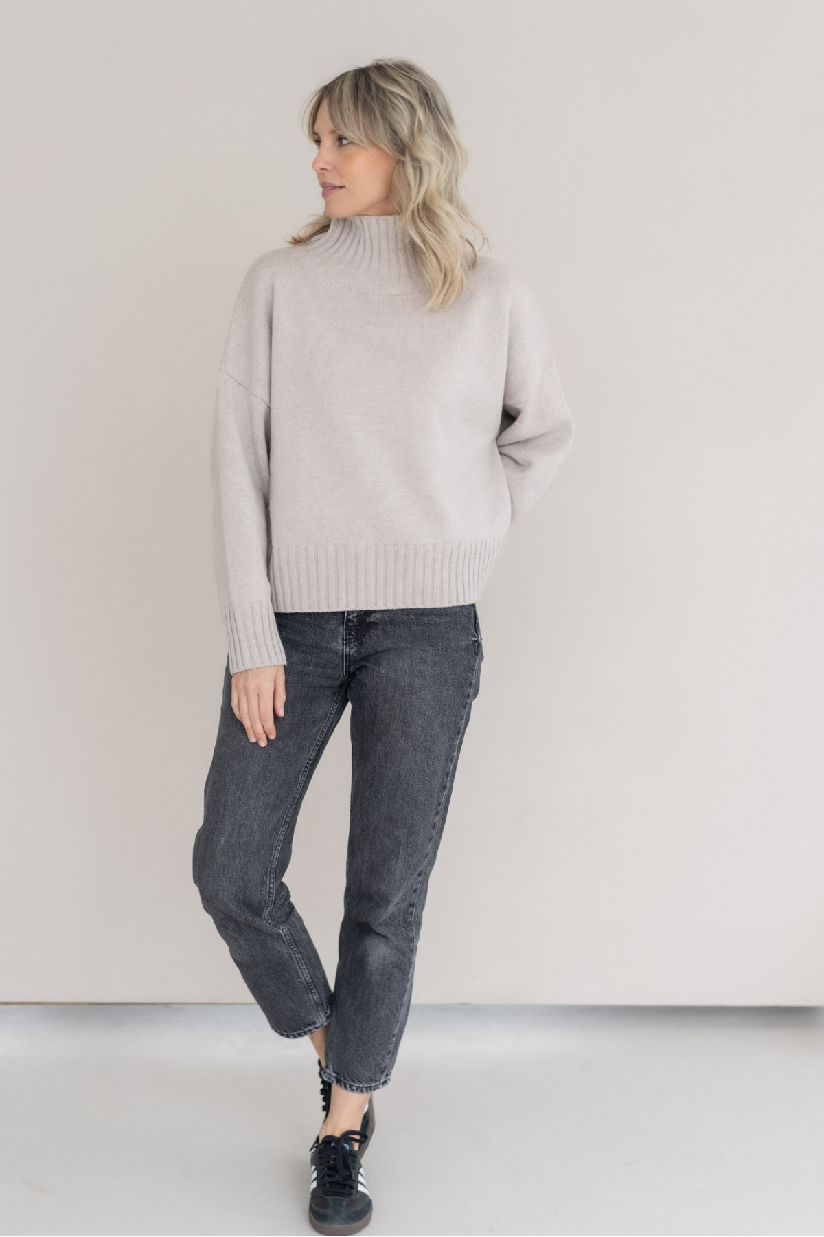 Oversize Sweater mit großem Stehkragen aus Cashmere-Merinomix | Beige